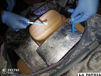 Efectivos antinarcóticos realizando la prueba de narcotest /LA PATRIA
