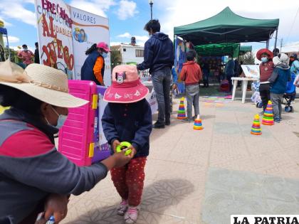 Niños participan de los juegos lúdicos en la feria preventiva /DIO