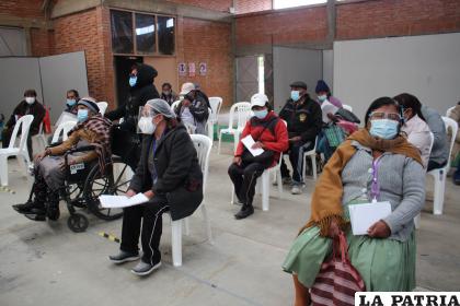 Adultos asistieron a la vacunación masiva /LA PATRIA