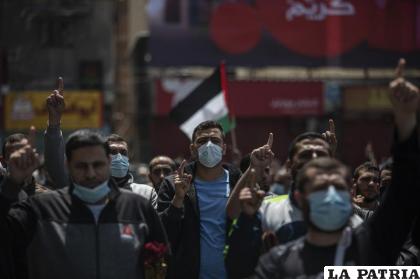 Palestinos partidarios de Hamas cantan lemas contra Israel durante una protesta en solidaridad con los fieles musulmanes en Jerusalén /AP Foto/Khalil Hamra