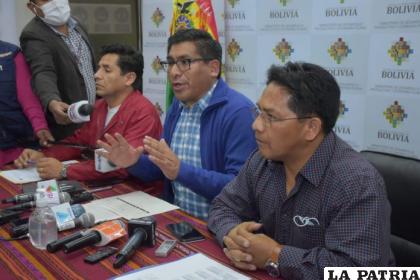 El ministro de Desarrollo Productivo y Economía Plural Néstor Huanca en conferencia de prensa /APG