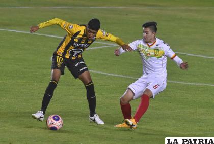 Diego Wayar tiene el balón ante la marca de Franz Gonzáles /APG