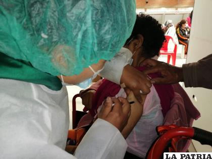 Tercera jornada de vacunación en el Pabellón “Hormiga Orureña” /CNS