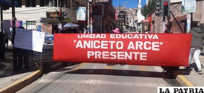 En varias oportunidades los maestros bloquearon calles adyacentes a la DDEO /archivo LA PATRIA