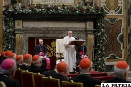 El papa Francisco dio a conocer nuevas normas para combatir la corrupción en la iglesia /AP Foto/Andrew Medichini, Pool