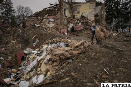 Un hombre limpia los escombros de los edificios destruidos durante los combates entre las fuerzas rusas y ucranianas en Kiev, Ucrania /AP Foto/Vadim Ghirda