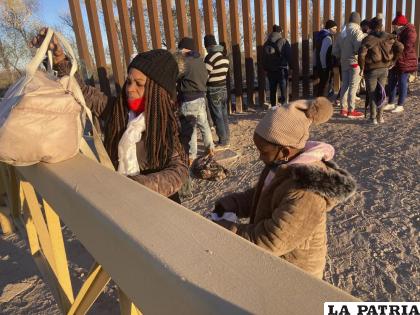 Una mujer cubana y su hija aguardan en una fila para que las lleven hasta una camioneta de la Patrulla Fronteriza /AP Foto/Elliot Spagat, archivo