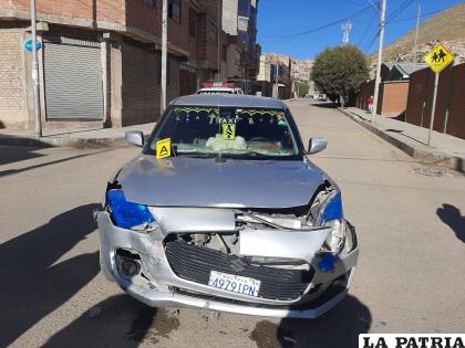 El taxi sufrió daños tras la embestida /LA PATRIA