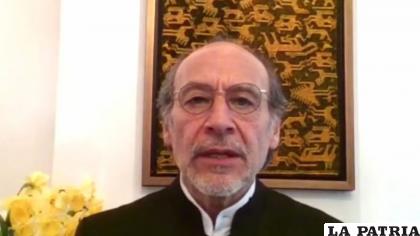 El embajador de Bolivia ante los Países Bajos y agente en La Haya, Roberto Calzadilla, en una conferencia de prensa / Captura video