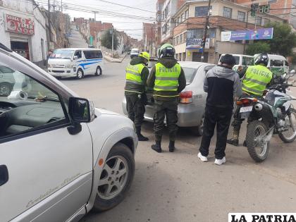 La policía intervino tras el accidente /LA PATRIA