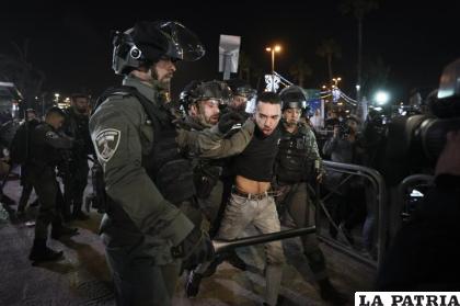 Agentes de la policía fronteriza israelí detienen a un manifestante /AP Foto/Mahmoud Illean