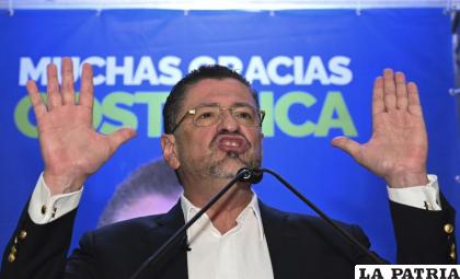 Rodrigo Chaves se dirige a sus simpatizantes después de ganar la segunda vuelta de las elecciones presidenciales /(AP Foto/Carlos González)
