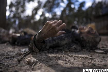 El cuerpo calcinado de un hombre junto con cinco personas más, yace en Bucha, en las afueras de Kiev 
/AP Foto/Rodrigo Abd
