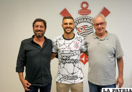Júnior Moraes (centro) es la nueva figura del Corinthians 
/besoccer.com