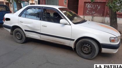El vehículo impactado por otro motorizado guindo /LA PATRIA