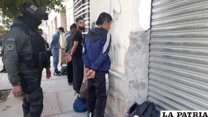 Los inmigrantes fueron reducidos por la Policía /LA PATRIA