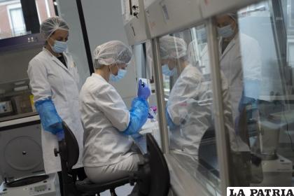 Expertos examinan evidencia en el laboratorio forense de la Comisón Internacional sobre Personas Desaparecidas en La Haya el 8 de abril del 2022 /AP Foto /Peter Dejong