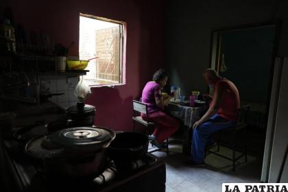 Los ancianos Maybel Sequera y Juan González almuerzan en su casa en el barrio de bajos ingresos de La Vega en Caracas /Foto AP/Ariana Cubillos
