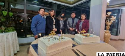 Algunos de los integrantes junto con el pastel de aniversario /Ximena Iturralde
