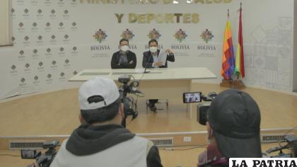 El ministro, Jeyson Auza presenta la resolución 
/Ministerio de Salud