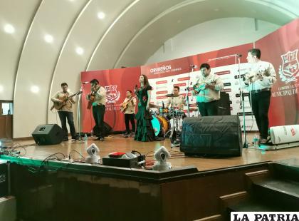 La artista se adueñó del escenario del Salón Luis Ramiro Beltrán 
/LA PATRIA
