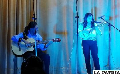 Una de las interpretaciones en su concierto por el Día del Charango / Osmar Porcel 
