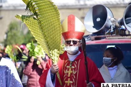 Monseñor Cristóbal Bialasik presidió la procesión de palmas /LA PATRIA