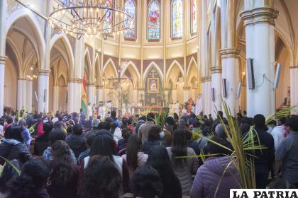 Lleno total en la misa del Domingo de Ramos en “La Catedral” /LA PATRIA