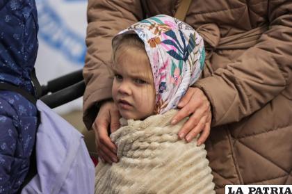 Una niña refugiada espera en una fila después de escapar de la guerra /AP Foto/Sergei Grits