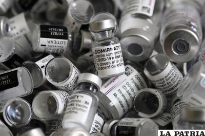 Viales vacíos de la vacuna de Pfizer-BioNTech contra Covid-19 son acumulados en una caja durante una campaña de vacunación en Ebersberg 
/AP Foto/Matthias Schrader, archivo
