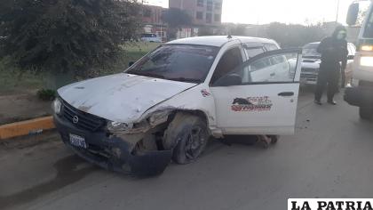El taxi tiene daños materiales en su estructura /LA PATRIA
