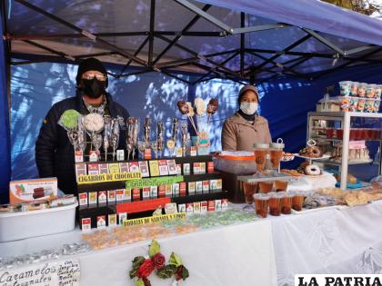 Los emprendedores y artesanos exponen una gran variedad de productos /LA PATRIA 
