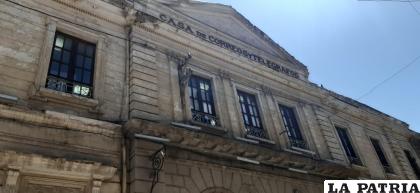 El desgaste es notorio desde la fachada del edificio /LA PATRIA
