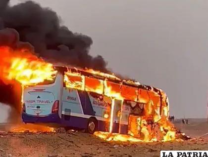 Un autobús turístico se quema después de chocar con un camión en una carretera de Egipto /Foto AP