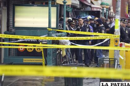 Miembros de la policía de la ciudad de Nueva York, junto a la entrada de una parada de metro en Brooklyn /AP Foto /John Minchillo