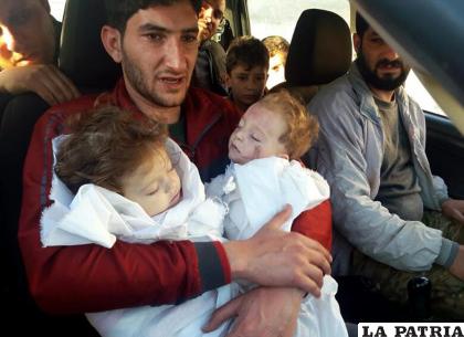Un hombre sostiene los cuerpos de sus bebés que murieron durante un presunto ataque con armas químicas, en 2017 en Siria
/Alaa Alyousef vía AP, Archivo