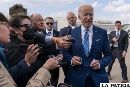 El presidente Joe Biden habla con reporteros antes de abordar el avión Air Force One /AP Foto/Carolyn Kaster