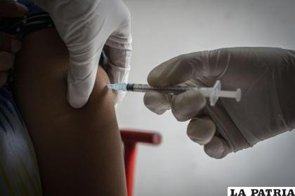 Una mujer recibe la tercera dosis de la vacuna contra el Covid-19 /AP Foto/Anupam Nath