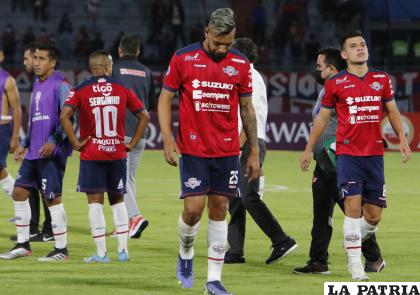 Jugadores de Wilstermann lamentan la derrota a manos del cuadro peruano /APG
