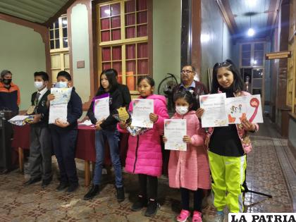 Niños ganadores del Concurso de Dibujo Infantil reciben sus premios /LA PATRIA 
