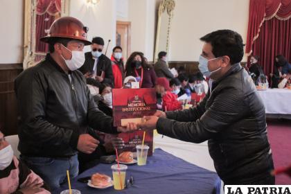 La primera autoridad hizo entrega del documento al presidente de la ALDO, Edwin Fuentes /GADOR