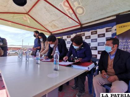 Firma del convenio para donación de ecoladrillos, pallets y llantas para el Ecoparque Infantil /LA PATRIA