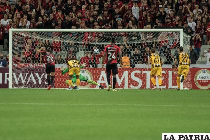 David Terans de penal anotó el único gol del compromiso /APG
