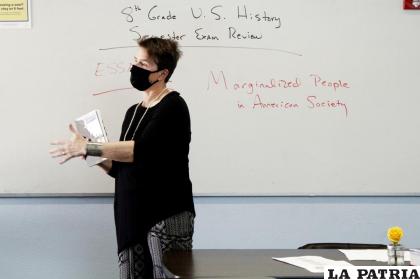 La maestra de historia Wendy Leighton habla sobre los marginados en una clase en la escuela Monte del Sol en Santa Fe, Nuevo México /AP Foto/Cedar Attanasio, File
