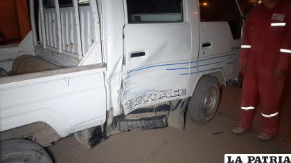 La camioneta tiene daños materiales en la parte lateral de su estructura / LA PATRIA
