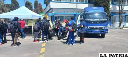 Trabajadores de Vinto pudieron apreciar motorizados de SACI en la comodidad de su trabajo /LA PATRIA