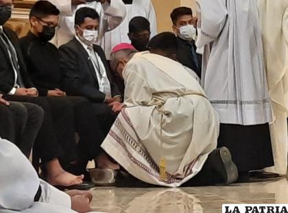 En la celebración se efectuó el tradicional lavado de pies /LA PATRIA
