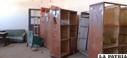 Muebles en desuso yacen en uno de los ambientes 
/LA PATRIA
