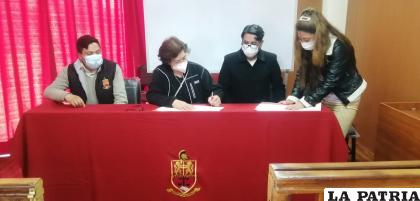 Momento de la firma de convenio /la patria