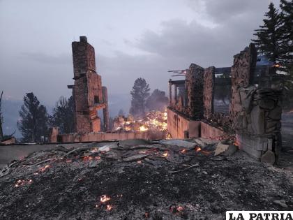 Los restos de una casa luego de un incendio forestal en la localidad de Ruidoso, Nuevo México /Alexander Meditz vía AP